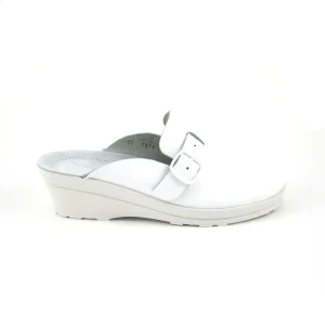 Beck 7013 – Zueco de trabajo en piel con hebilla y cuña alta en blanco