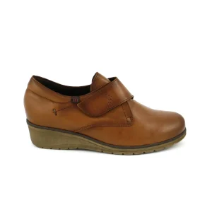 Pepe Menargues 20243 – Zapato en piel con velcro y cuña media en cuero