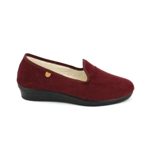 La Cadena 56320 – Zapatilla cerrada de pana con cuña en burdeos
