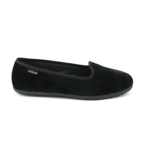 Victoria 49114 – Zapatilla cerrada plana con copetín en terciopelo en negro