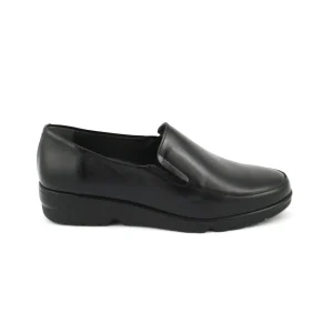 Pitillos 105 – Mocasín en piel lisa con elásticos y cuña baja en negro