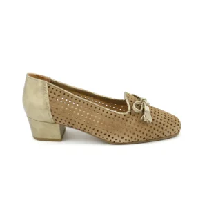 Roldán 3609 – Zapato perforado con copete, lazo y tacón de 4 cm en taupe