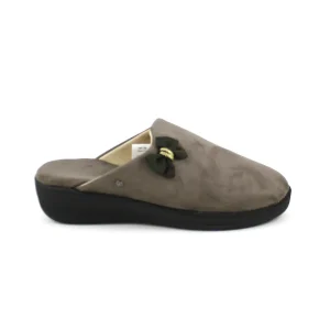 Isotoner 97368 – Chinela lisa en bamara con lazo y cuña alta en taupe