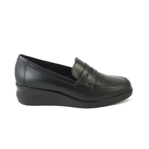 Pitillos 10737 – Mocasín en piel con antifaz y cuña alta en negro