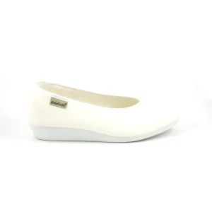 La Cubierta 7090 – Zapatilla de servicio tipo salón en lona con cuña en blanco