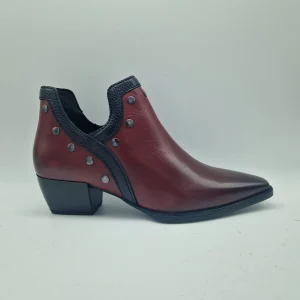 BOTÍN CON TACHAS EN PIEL BURDEOS - 70550