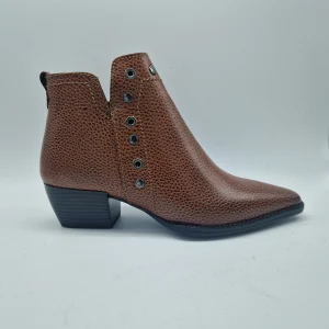 BOTÍN CON TACHAS EN PIEL GRABADA CUERO - 70555