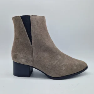 BOTÍN CON ELÁSTICO EN SERRAJE TAUPE - 70941