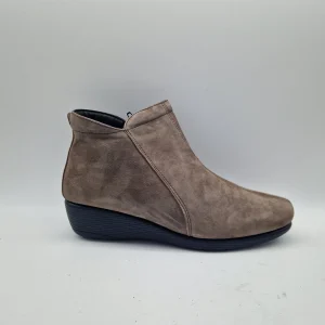 BOTÍN CÓMODO EN ANTE TAUPE - 71481