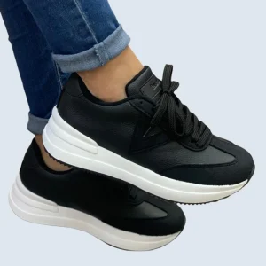 TENIS CON APLIQUE EN V LATERAL